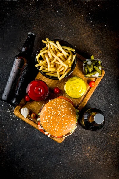 Verschiedene Partyspeisen Hamburger Pommes Frites Kartoffelchips Eingelegte Gurken Zwiebeln Tomaten — Stockfoto