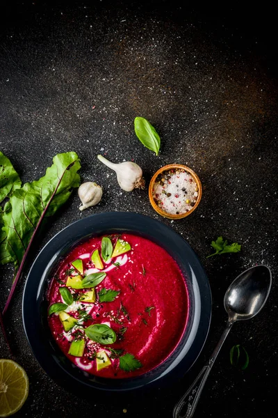 Vegan gıda, limon, avokado ve taze otlar kopya alanı üstten görünüm ile yaz soğuk pancar gazpacho çorbası