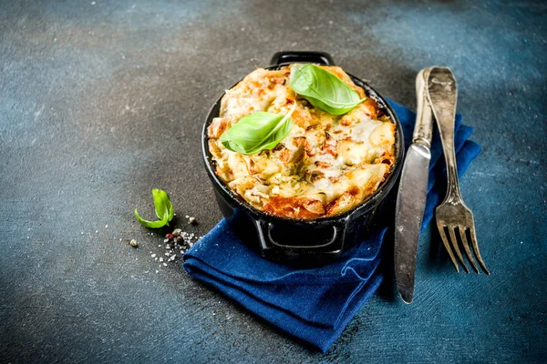 Hagyományos Olasz Ételeket Házi Lasagna Friss Bazsalikommal Sötét Kék Háttér — Stock Fotó