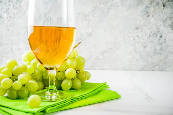 Verre Vin Blanc Avec Une Branche Raisin Sur Une Table — Photo