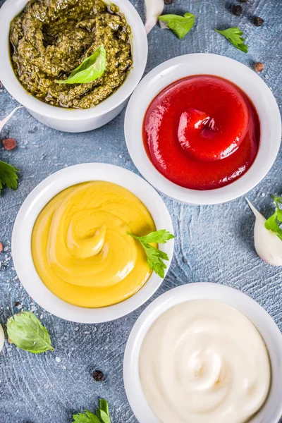 Állítsa Négy Klasszikus Mártások Ketchup Majonéz Mustár Pesto Gyógynövények Fűszerek — Stock Fotó