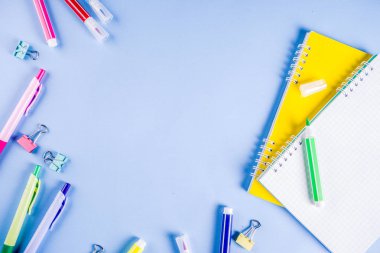 Geri okul ile arka plan için parlak aksesuarları malzemeleri okul ve çalışma - kalem, kalem, işaretçileri, kalemler, cetveller, ataç, sopa, dizüstü bilgisayarlar için. Açık mavi arka planı üzerinde üst görüntülemek, metin için özgür kopya yer