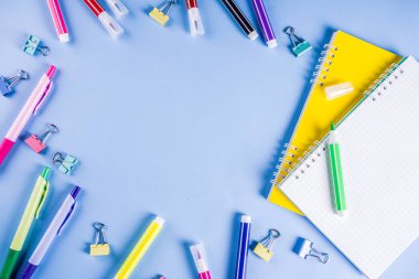 Geri okul ile arka plan için parlak aksesuarları malzemeleri okul ve çalışma - kalem, kalem, işaretçileri, kalemler, cetveller, ataç, sopa, dizüstü bilgisayarlar için. Açık mavi arka planı üzerinde üst görüntülemek, metin için özgür kopya yer