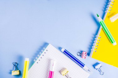 Geri okul ile arka plan için parlak aksesuarları malzemeleri okul ve çalışma - kalem, kalem, işaretçileri, kalemler, cetveller, ataç, sopa, dizüstü bilgisayarlar için. Açık mavi arka planı üzerinde üst görüntülemek, metin için özgür kopya yer