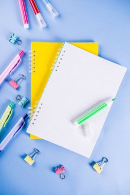 Geri okul ile arka plan için parlak aksesuarları malzemeleri okul ve çalışma - kalem, kalem, işaretçileri, kalemler, cetveller, ataç, sopa, dizüstü bilgisayarlar için. Açık mavi arka planı üzerinde üst görüntülemek, metin için özgür kopya yer