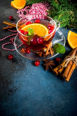 Sonbahar kış sıcak, portakal, tarçın ve anason ile kızılcık baharatlı çay içmek. Eski bir ahşap zemin, Noel ağaç dalları, üzerine metin için yer kopyalayın