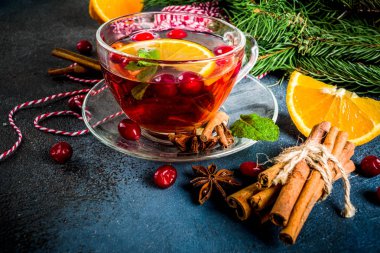 Sonbahar kış sıcak, portakal, tarçın ve anason ile kızılcık baharatlı çay içmek. Eski bir ahşap zemin, Noel ağaç dalları, üzerine metin için yer kopyalayın