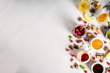 Çeşitli tatlı soslar, soslar ve şuruplar - limon, portakal, karamel, çikolata, kızılcık, kiraz, yaban mersini, hafif bir beton zemin üzerine metin için görünümü Kopyala yer top