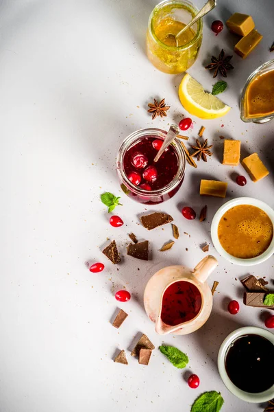 Diverse Zoete Sauzen Toppings Stroop Citroen Oranje Karamel Chocolade Cranberry — Stockfoto