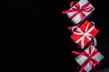 Şeritler, metin için siyah arka plan üstten görünüm Kopyala yer ile Noel ağacı dalı ve hediye kutuları ile tebrik kartı için Noel arka plan