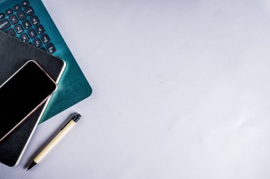 Çalışma alanı tablosu erzakla, Not defteri, laptop, smartphone, düz lat açık gri renkli, üstten görünüm office konseptiyle metin için yer kopyalayın