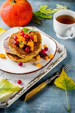Sonbahar kahvaltı fikir, kabak krep, kabak, akçaağaç şurubu veya bal, kızılcık, mavi beton arka plan, metin için yer üzerinde dilimleri ile