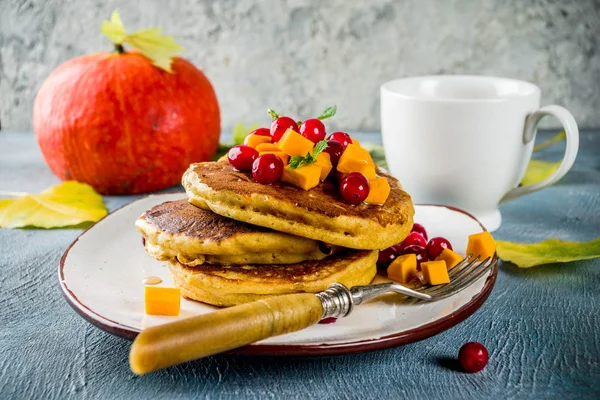 Idea Desayuno Otoñal Tortitas Calabaza Con Rodajas Calabaza Jarabe Arce —  Fotos de Stock