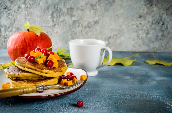 Jesienny Śniadanie Naleśniki Pomysł Dyni Plastry Dyni Syropu Klonowego Lub — Zdjęcie stockowe