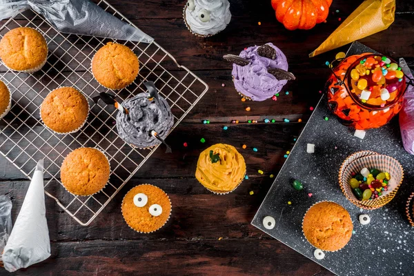 Śmieszne Dzieci Traktuje Halloween Wariacje Cupcakes Urządzone Postaci Różnych Potworów — Zdjęcie stockowe