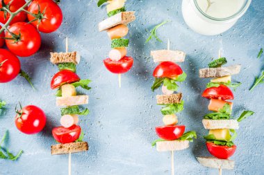 Sağlıklı yaz Aperatif fikir, salata sandviç Kebap şişleri, ekmek dilimleri, domates, yeşillik, salatalık, peynir, sosis, yoğurt, hafif beton arka plan kopya alanı üstten görünüm üzerinde daldırma ile üzerinde
