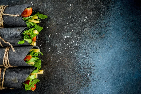 时髦健康的素食食品 黑炭包三明治 新鲜蔬菜 在深蓝色背景 文本空间 — 图库照片