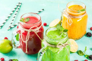 Sağlıklı taze meyve ve sebze smoothies mavi beton masa lambası, kopya alanı üzerinde malzemelerle