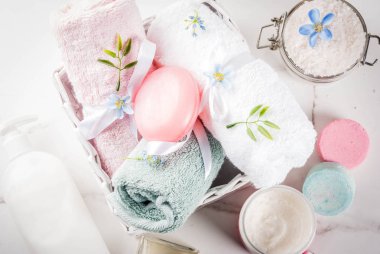Spa gevşemek ve beyaz arka plan, kopya alanı banyo kavramı, deniz tuzu, sabun, kozmetik ve banyoda havlu ile