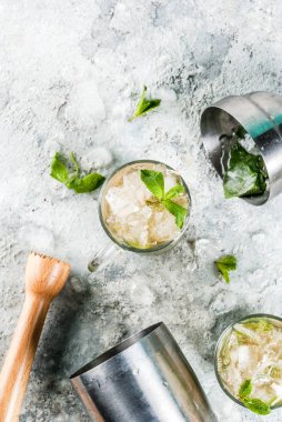 Soğuk Yaz içecek, sakinleşmek kokteyl içki, gri taş arka plan kopya alanı