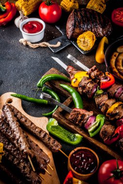 Çeşitler çeşitli barbekü yemek ızgara et, Barbekü partisi fest - şiş kebap, sosis, ızgara et fileto, taze sebze, sos, baharat, karanlık paslı beton, yukarıdaki tabloda kopya alanı