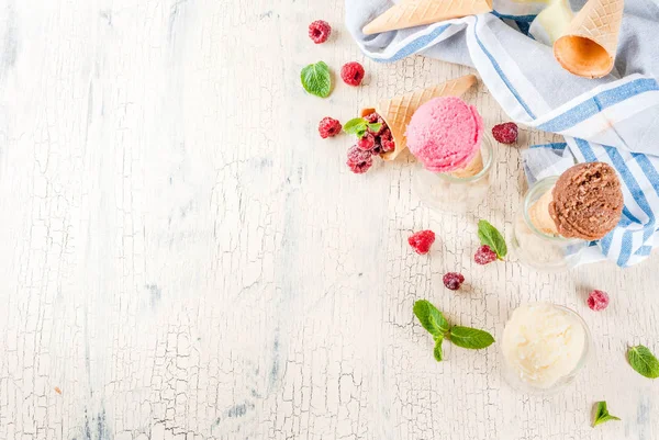 Sommar Söta Bär Och Desserter Olika Glass Smak Kottar Rosa — Stockfoto