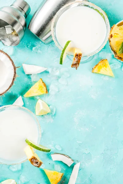 Tropikal içki, Hindistan cevizi ananas margarita donmuş donmuş pina colada, tekila, ananas suyu ve limon, açık mavi renkli, kopya alanı Üstten Görünüm