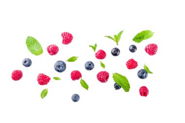 Yaratıcı düzen, arka plan, taze çilek ile beyaz arka plan üzerinde basit şekli. Ahududu, yaban mersini, nane yaprağı, limon dilimleri. 