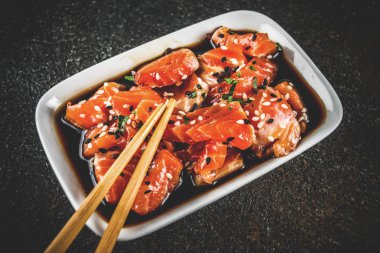 Siyah ve beyaz susam ile tepesinde Marine (Tamari, tahin, limon suyu ve bal) içinde somon balığı  