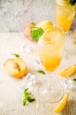 Yaz soğuk alkol içecek, buzlu Şeftali Bellini ile nane kokteyli bırakır, hafif beton arka plan kopya alanı