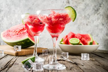 Tatlı yaz karpuz ve kireç granita dilimli karpuz ve nane, beyaz mermer zemin kopya alanı ile