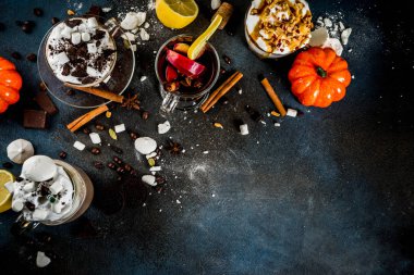 Sonbahar kış sıcak içecekler, sıcak çikolata, Sütlü Balkabağı, karamel ve fıstık kahve latte, mulled şarap, rahat koyu arka plan kopya alanı üstten görünüm