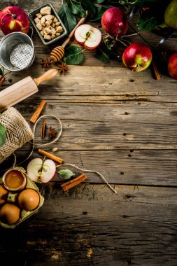 Yemek arka plan, elmalı turta Pişirme kavramı, taze kırmızı elma, tatlı baharatlar, şeker, un, oklava, mutfak eşyaları, ahşap arka plan kopya alanı pişirme yumurta, sonbahar