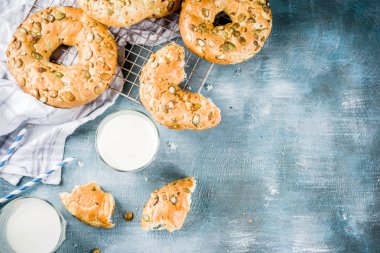 Sağlıklı kahvaltı kavramı, ev yapımı Mısır gevreği simit ile mavi arka plan üzerinde süt cam alanı kopyalayın.
