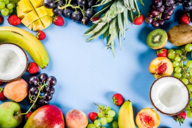 Çeşitli tropik meyve, yaz vitaminler kavramı, Hindistan cevizi, ananas, üzüm, şeftali, nektarin, çilek, elma, mango, muz. üstten görünüm kopya alanı