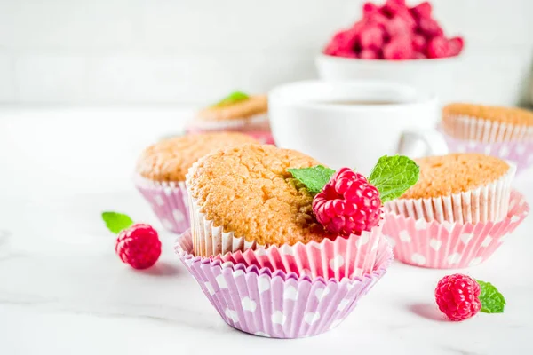 Édes Nyári Desszert Házi Sült Muffin Málna Lekvár Tea Friss — Stock Fotó