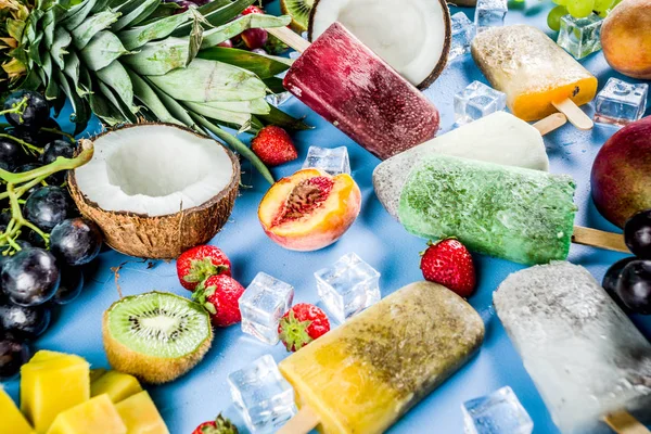 Svalkande Isglassar Med Chiafrön Och Frukt Och Bärsaft Ananas Apelsin — Stockfoto