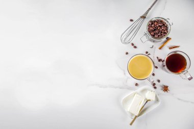 Trendy ketogenic diyet gıda, kurşun geçirmez kahve süt ve tereyağ, beyaz mermer zemin kopya alanı üstten görünüm