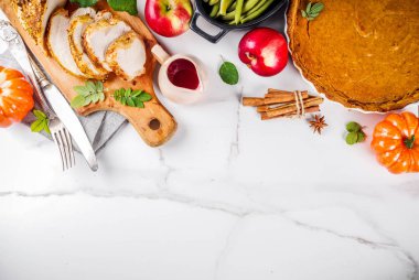 Şükran tatil tablo geleneksel festival Gıda - Türkiye, Kabak böreği, kabak, yeşil fasulye, kızılcık sosu, Mısır, sonbahar elma, beyaz mermer masa, metin için üstten görünüm Kopyala yer ile