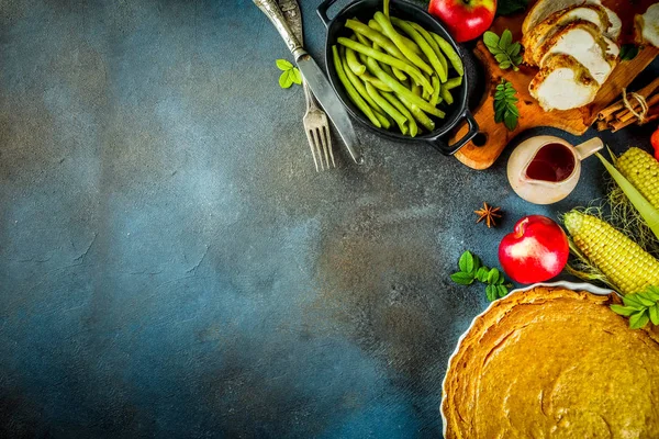 Erntedankfesttisch Mit Traditionellem Festessen Truthahn Kürbiskuchen Kürbisse Grüne Bohnen Preiselbeersoße — Stockfoto