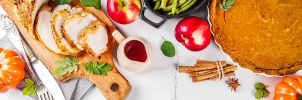 伝統的なお祝い料理 トルコ パンプキンパイ カボチャ クランベリー ソース コーン 秋のリンゴ 白い大理石のテーブル テキスト — ストック写真