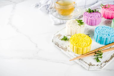 Geleneksel Çince sonbahar ortası festivali gıda, renkli pirinç snowskin mooncakes ile dolgular, çeşitli pastalar,