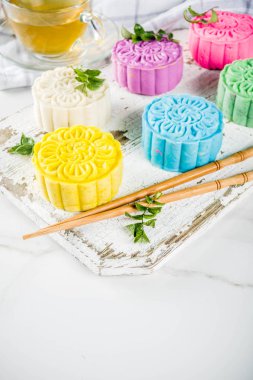Geleneksel Çince sonbahar ortası festivali gıda, renkli pirinç snowskin mooncakes ile dolgular, çeşitli pastalar,