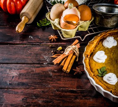 Arka plan malzemeler için turta, pişirme, pişirme sonbahar kurabiye - kabak, kabak pasta, baharat, un, yumurta, oklava, çırpma teli, yemek tarifleri için Not defteri ile eski ahşap masa üstten görünüm kopya alanı