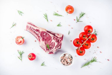 Ham kaburga sığır eti biftek et baharatlar ve beyaz arka plan kopya alanı yukarıdan yemek pişirmek için malzemeler