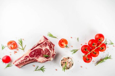 Ham kaburga sığır eti biftek et baharatlar ve beyaz arka plan kopya alanı yukarıdan yemek pişirmek için malzemeler