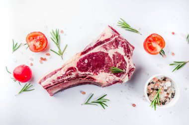 Ham kaburga sığır eti biftek et baharatlar ve beyaz arka plan kopya alanı yukarıdan yemek pişirmek için malzemeler