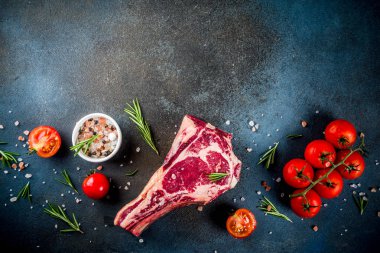 Ham kaburga sığır eti biftek et baharatlar ve karanlık paslı arka plan kopya alanı yukarıdan yemek pişirmek için malzemeler