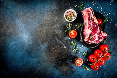 Ham kaburga sığır eti biftek et baharatlar ve karanlık paslı arka plan kopya alanı yukarıdan yemek pişirmek için malzemeler