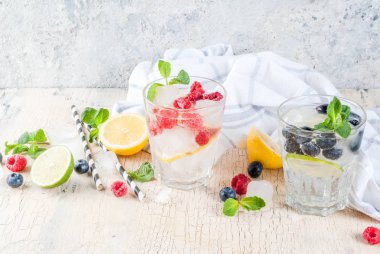 Çeşitli berry limonata veya mojito kokteyller, taze buzlu limon kireç infüzyon ahududu yaban mersini suyu, yaz sağlıklı Detoks içecekler açık renkli kopya alanı